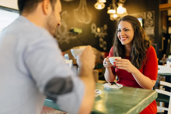 Casal romântico tomando café — Fotografia de Stock