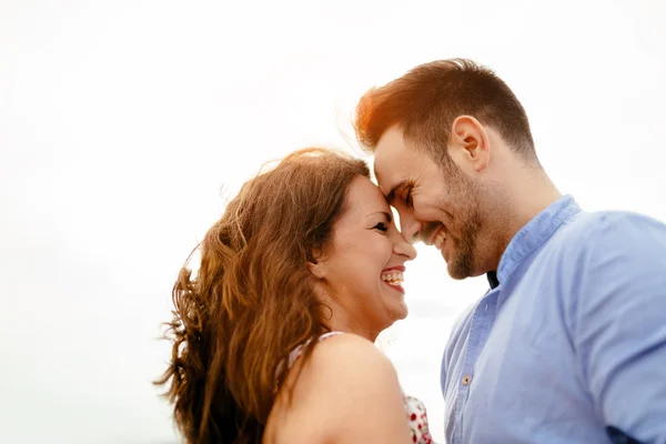 Casal apaixonado abraço — Fotografia de Stock