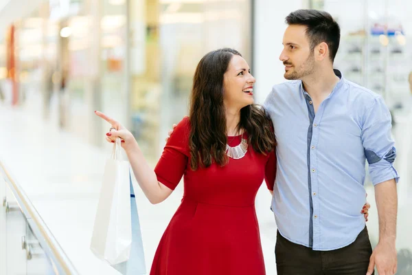Feliz casal de compradores comprar roupas — Fotografia de Stock