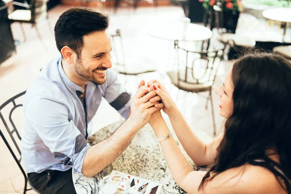 Couple romantique collage dans le restaurant — Photo