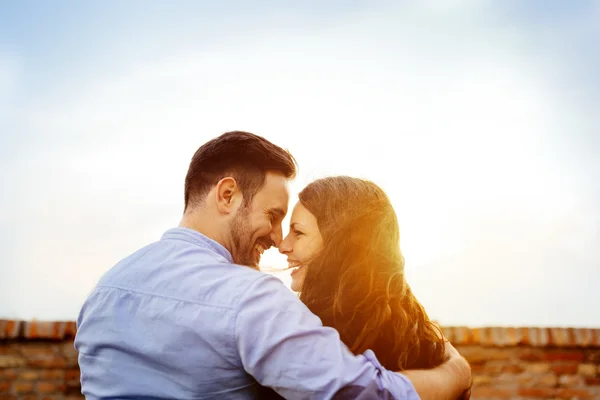 Ρομαντικό ζευγάρι Εσκιμώος φιλιά στο ηλιοβασίλεμα — Φωτογραφία Αρχείου