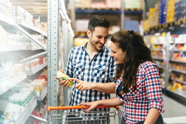 Couple shopping at supermarket — Stock Photo, Image