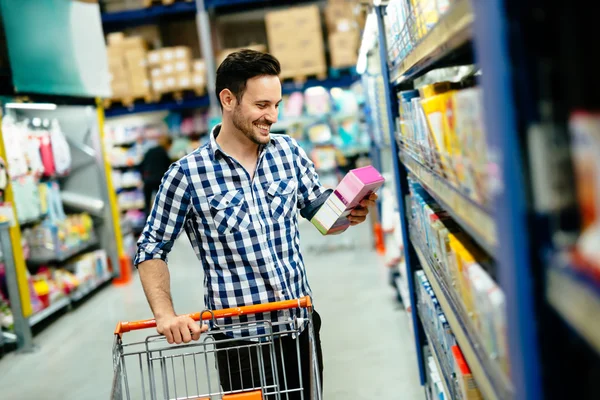 Pohledný muž, nakupování v supermarketu — Stock fotografie