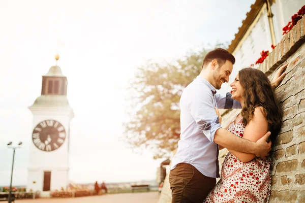 Casal apaixonado abraço — Fotografia de Stock