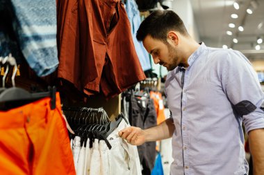 Yakışıklı adam elbisesi için alışveriş