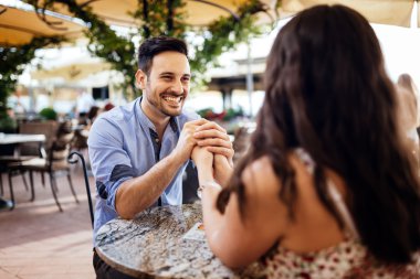 Romantik çift el ele tutuşuyor.