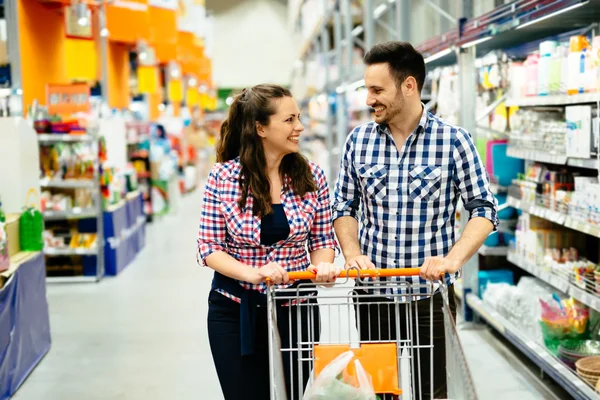 Coppia shopping al supermercato — Foto Stock