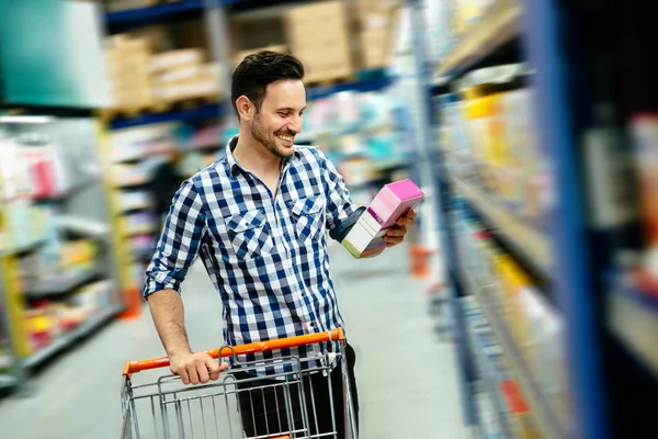 Bello uomo in corsa shopping — Foto Stock