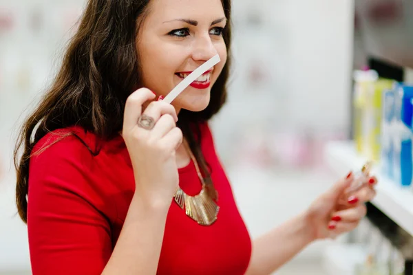 Szczęśliwa kobieta testowanie nowych zapachów — Zdjęcie stockowe