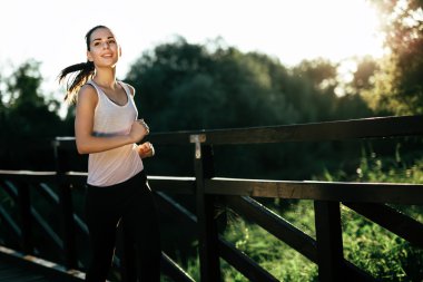 Atletik kadın açık havada koşu