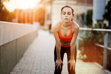 Yorgun kadın jogger dinlenme