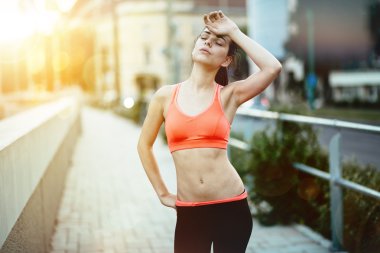 Yorgun kadın jogger dinlenme  