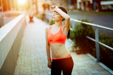 Yorgun kadın jogger dinlenme