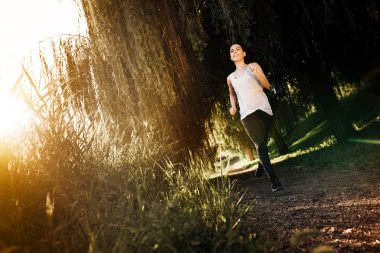 Atletik kadın koşu 