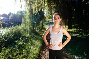 Atletik kadın çalışmaya hazır