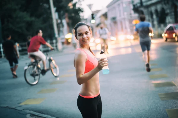 Dorst Sportvrouw drinkwater — Stockfoto