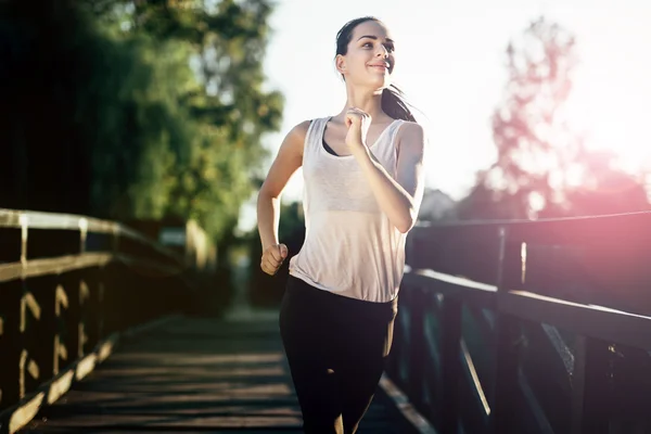 Mujer atlética corriendo al aire libre — Foto de Stock