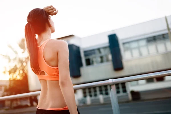Moe vrouwelijke jogger rusten — Stockfoto