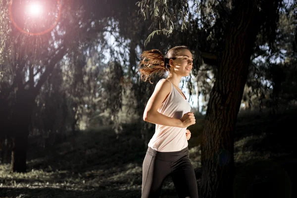 Mulher bonita jogging — Fotografia de Stock