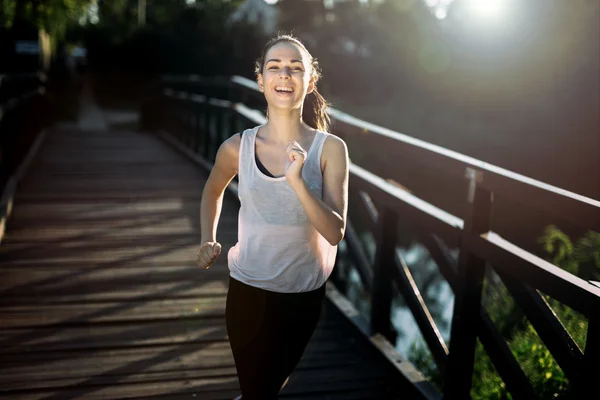 Mujer atlética trotando — Foto de Stock