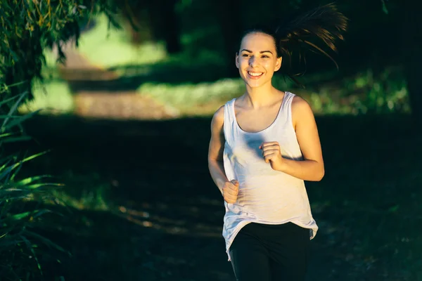 美しい女性ジョギング — ストック写真