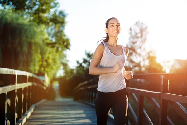 Kobieta lekkoatletycznego jogging — Zdjęcie stockowe