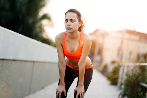 Yorgun kadın jogger dinlenme — Stok fotoğraf