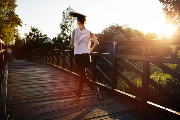 Femme athlétique jogging en plein air — Photo