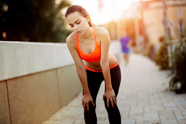 Moe jogger stoppen om te rusten — Stockfoto