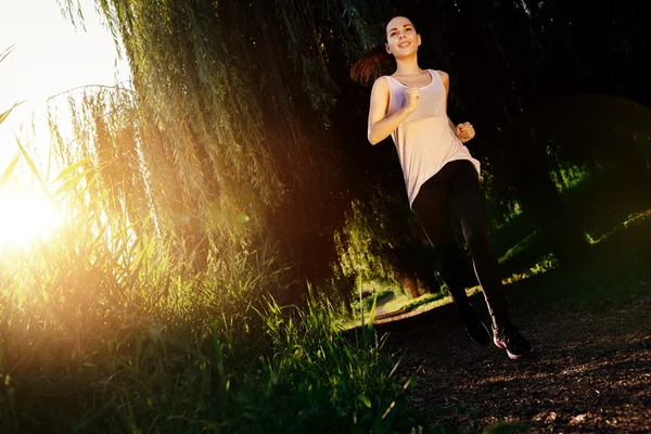 Vacker kvinna jogging — Stockfoto