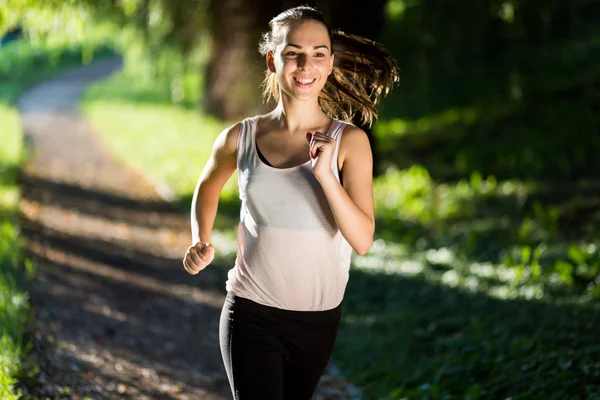 美しい女性ジョギング — ストック写真