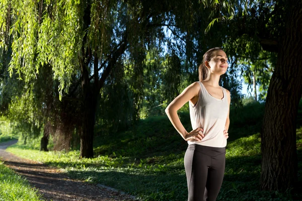 Athletische Frau bereit zum Laufen — Stockfoto