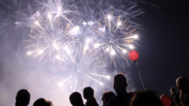 Kalabalık foreworks izliyor