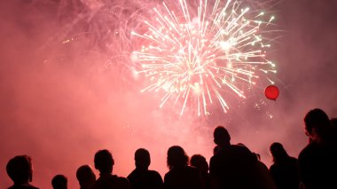 Kalabalık foreworks izliyor