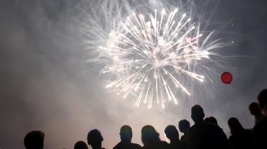 Kalabalık foreworks izliyor