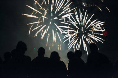 Kalabalık foreworks izliyor