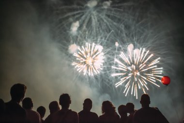 Kalabalık havai fişek izlerken