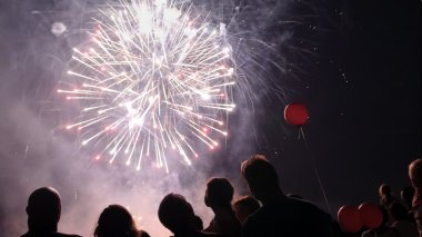 Kalabalık foreworks izliyor