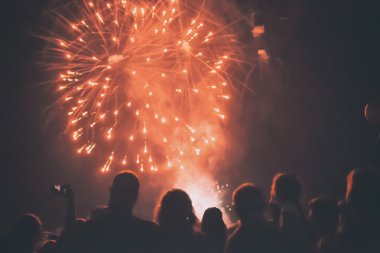 Kalabalık foreworks izliyor