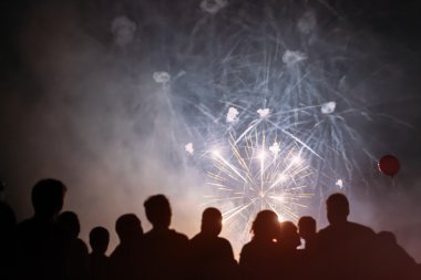 Kalabalık foreworks izliyor