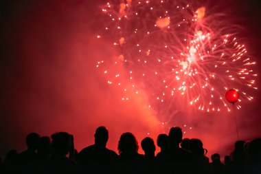 Kalabalık foreworks izliyor