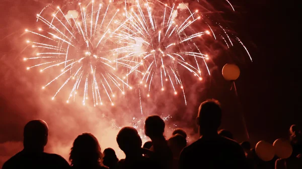 Multidão assistindo fogos de artifício — Fotografia de Stock