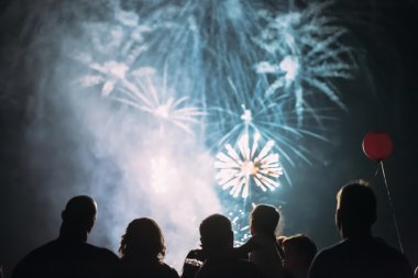 Kalabalık foreworks izliyor