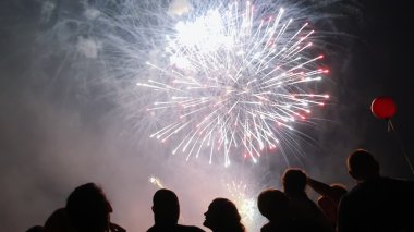 Kalabalık foreworks izliyor