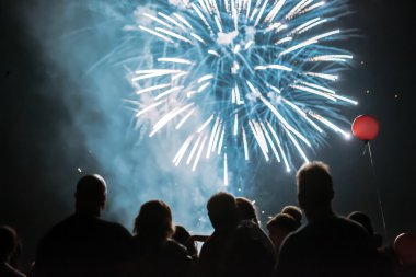 Kalabalık havai fişek izlerken