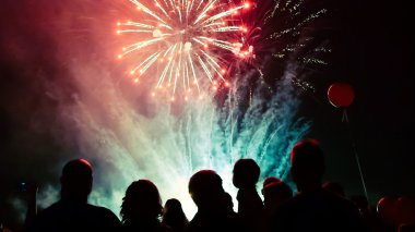 Kalabalık foreworks izliyor