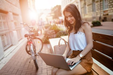 Dizüstü bilgisayar kullanan güzel kadın 