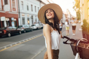 Bisiklet kullanan turist kadın