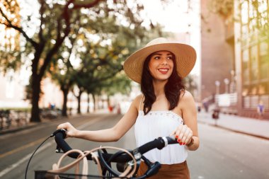 Çekici kadın bisiklet kullanma