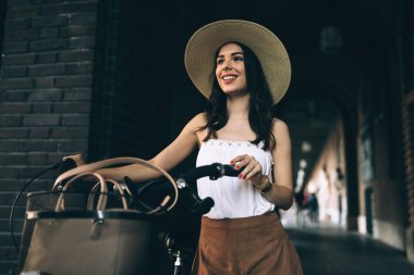 Çekici kadın bisiklet kullanma